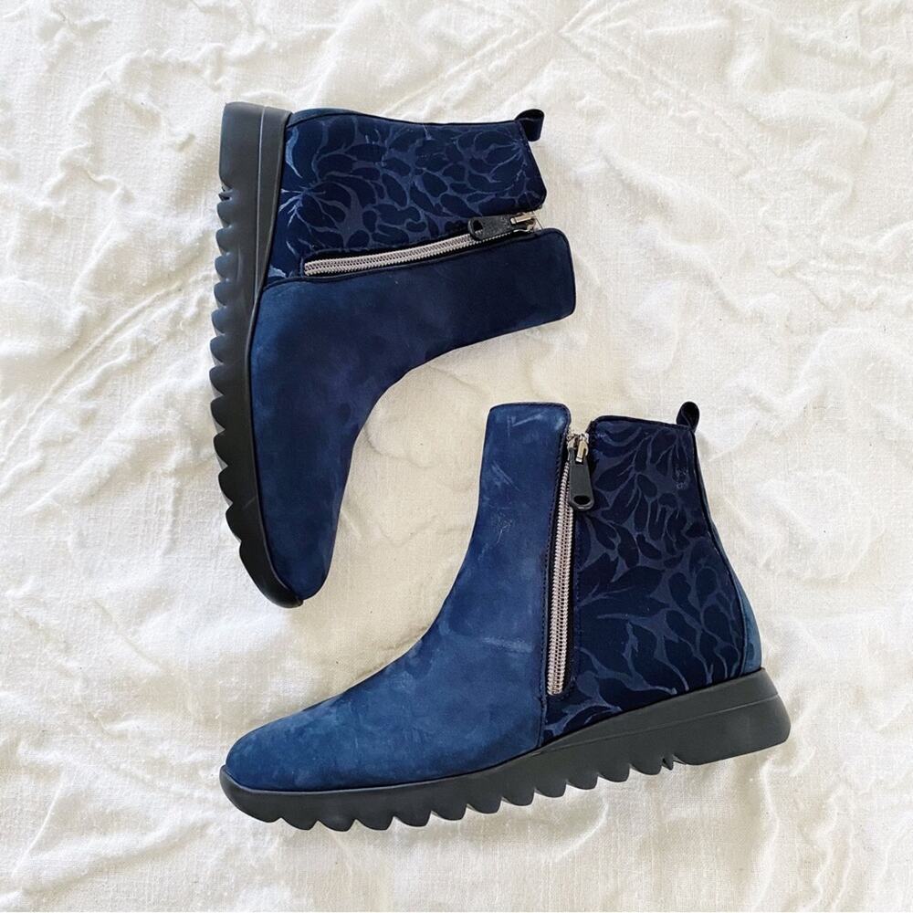 Munro Ashcroft Blue Nubuck Booties Size 7M New
